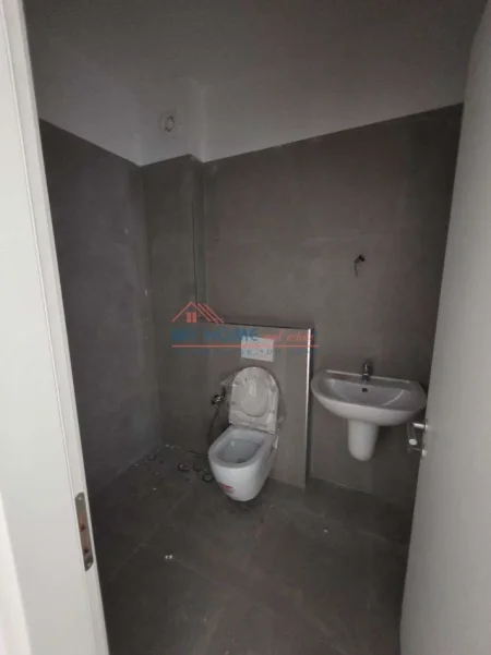 Tirane, jepet me qera zyre Kati 4, 69 m² 500 € (21 Dhjetori)