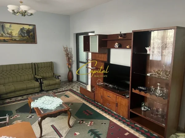 Tirane, jepet me qera Vile 3+1 Kati 2, 200 m² 500 € (FRESKU)