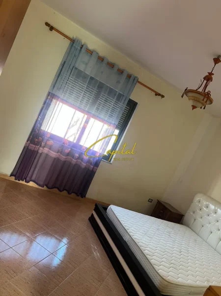 Tirane, jepet me qera Vile 3+1 Kati 2, 200 m² 500 € (FRESKU)