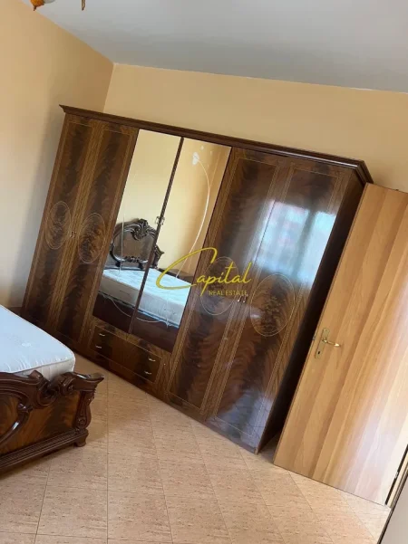Tirane, jepet me qera Vile 3+1 Kati 2, 200 m² 500 € (FRESKU)