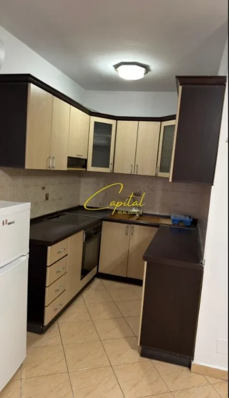 Tirane, jepet me qera apartament 1+1 Kati 4, 60 m² 450 € (PALLATI ME SHIGJETA)