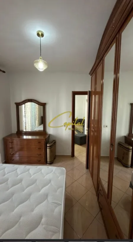 Tirane, jepet me qera apartament 1+1 Kati 4, 60 m² 450 € (PALLATI ME SHIGJETA)