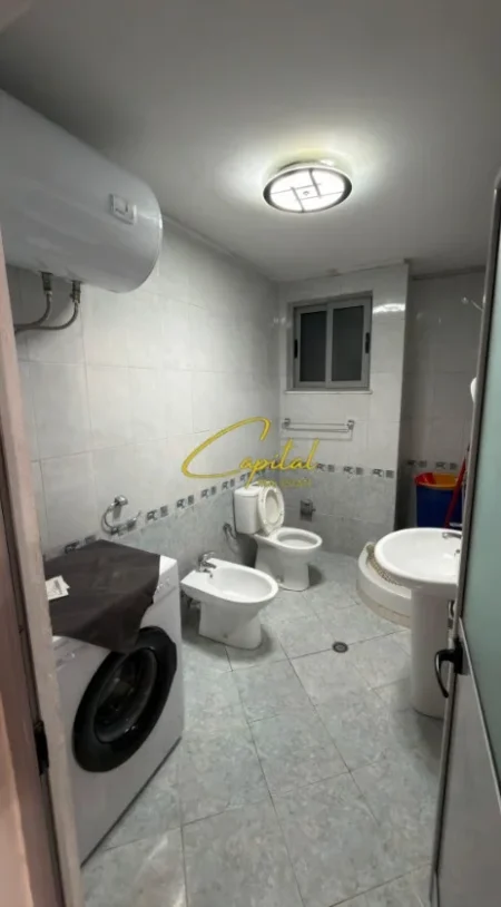 Tirane, jepet me qera apartament 1+1 Kati 4, 60 m² 450 € (PALLATI ME SHIGJETA)