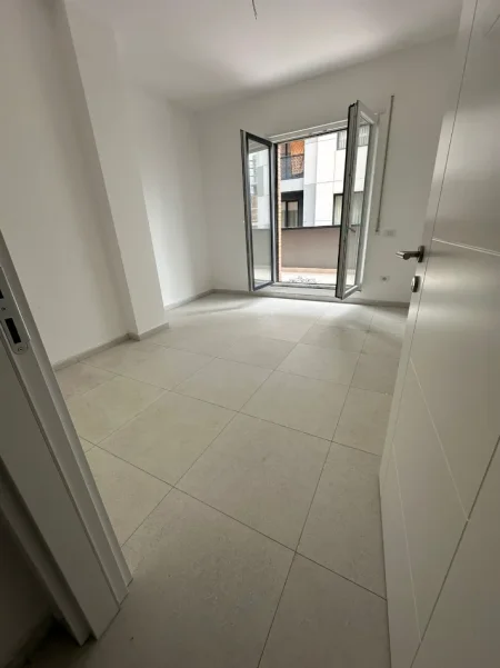 Shqiperi, jepet me qera ambjent biznesi Kati 1, 105 m² 600 € (Blv Nene Tereza, Kamez sapo kalon Bashkine)