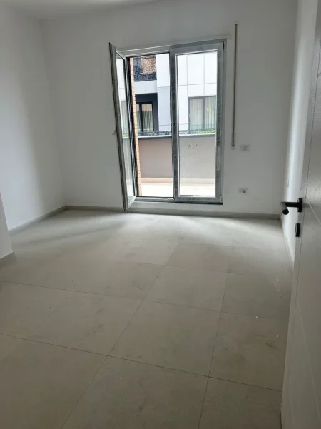 Shqiperi, jepet me qera ambjent biznesi Kati 1, 105 m² 600 € (Blv Nene Tereza, Kamez sapo kalon Bashkine)