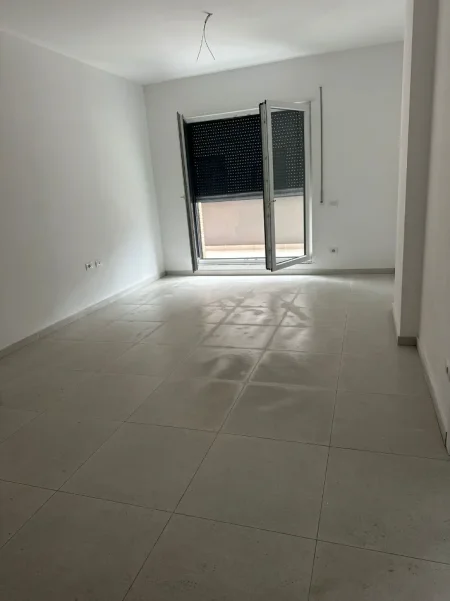 Shqiperi, jepet me qera ambjent biznesi Kati 1, 105 m² 600 € (Blv Nene Tereza, Kamez sapo kalon Bashkine)