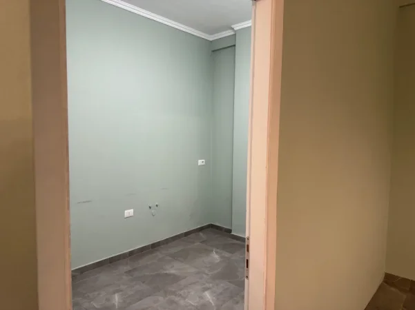 Tirane, jepet me qera ambjent biznesi Kati 2, 70 m² 500 € (Farmacia 10)