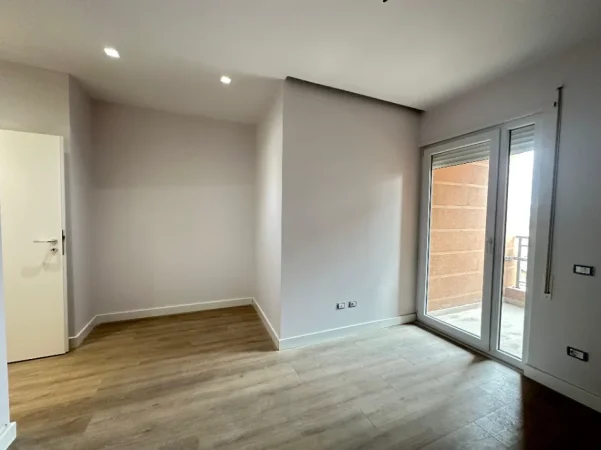 Tirane, shitet apartament 2+1 Kati 5, 250.000 € (Shkolla e Kuqe)