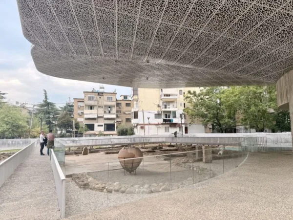 Tirane, shitet 1+1 Kati 2, 122 m² 210.000 € 