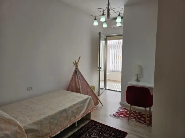 Tirane, jepet me qera apartament 2+1+Ballkon Kati 3, 120 m² 800 € (Liqeni i Thatë)