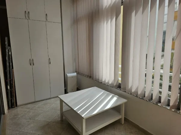 Tirane, jepet me qera apartament 2+1+Ballkon Kati 3, 120 m² 800 € (Liqeni i Thatë)