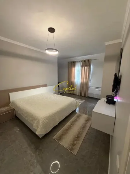 Tirane, jepet me qera apartament 2+1 Kati 3, 120 m² 700 € (QENDRA TREGTARE TEG)