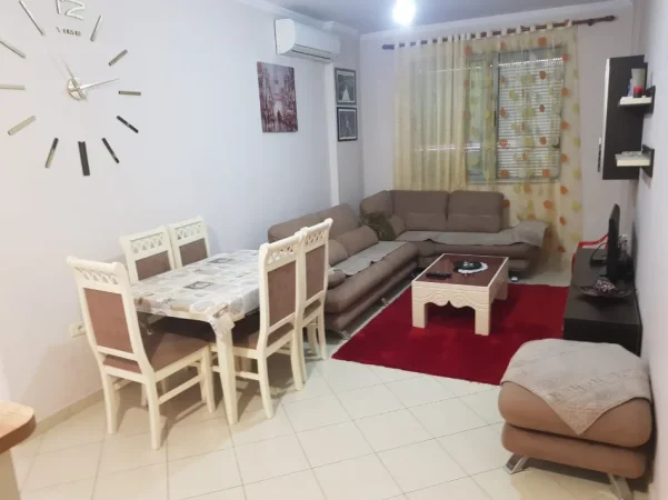 Tirane, jepet me qera apartament 2+1+Ballkon Kati 4, 90 m² 450 € (Yzberisht)