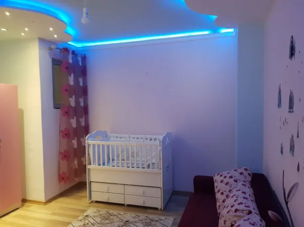 Tirane, jepet me qera apartament 2+1+Ballkon Kati 4, 90 m² 450 € (Yzberisht)