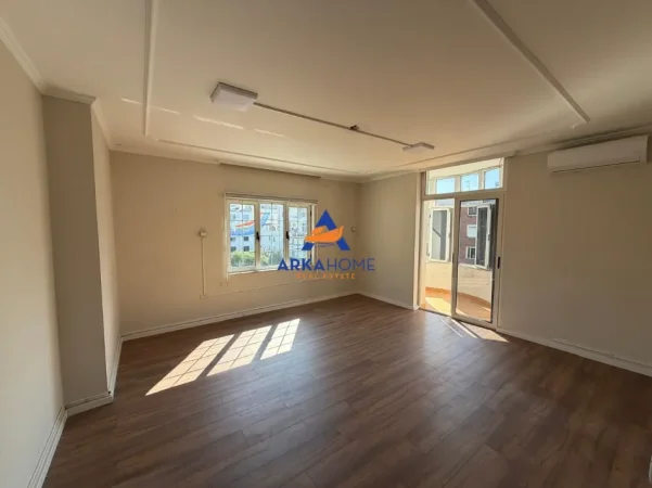 Tirane, jepet me qera ambjent biznesi Kati 4, 179 m² 1.800 € 