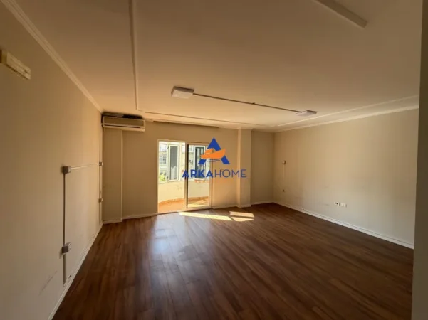 Tirane, jepet me qera ambjent biznesi Kati 4, 179 m² 1.800 € 