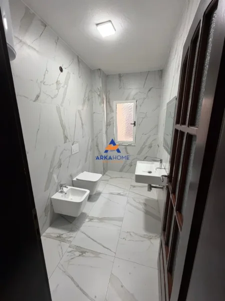 Tirane, jepet me qera ambjent biznesi Kati 4, 179 m² 1.800 € 