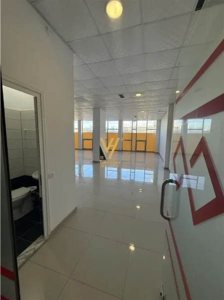 Tirane, jepet me qera ambjent biznesi Kati 2, 220 m² 770 € (PASKUQAN)