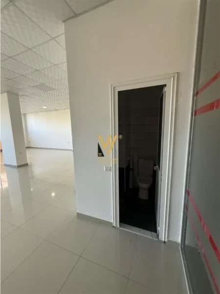 Tirane, jepet me qera ambjent biznesi Kati 2, 220 m² 770 € (PASKUQAN)