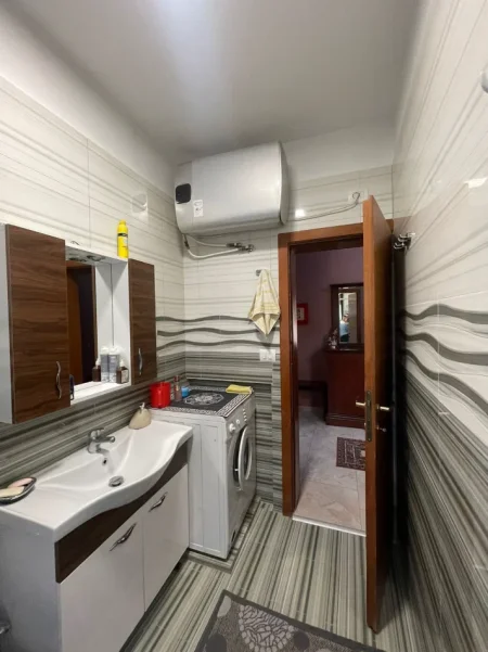 Tirane, jepet me qera apartament 2+1+Ballkon Kati 2, 86 m² 700 € (Stadiumi Dinamo)