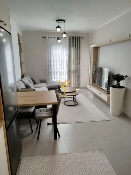 Tirane, jepet me qera apartament 1+1+Ballkon Kati 3, 65 m² 500 € (UNIVERS CITY)
