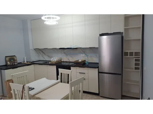 Tirane, jepet me qera apartament 1+1+Ballkon Kati 2, 70 m² 500 € (Liqeni i Thate)