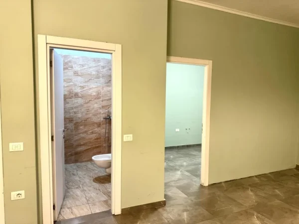 Tirane, jepet me qera ambjent biznesi Kati 2, 70 m² 500 € (Farmacia 10)