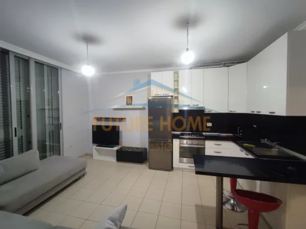 Tirane, jepet me qera apartament 1+1+Ballkon Kati 1, 67 m² 650 € (Liqeni i Thate)