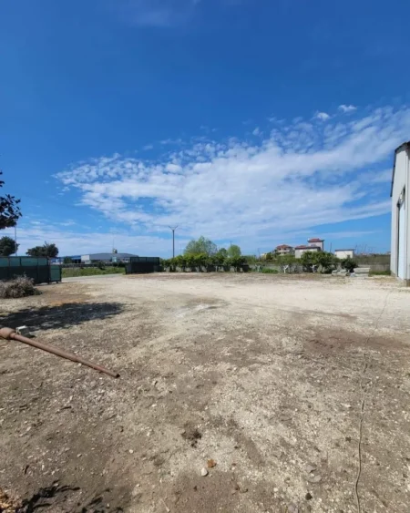 Kavaje, jepet me qera magazine Kati 1, 400 m² 1.052 € (Kavaje)