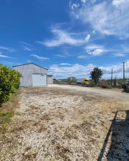 Kavaje, jepet me qera magazine Kati 1, 400 m² 1.052 € (Kavaje)