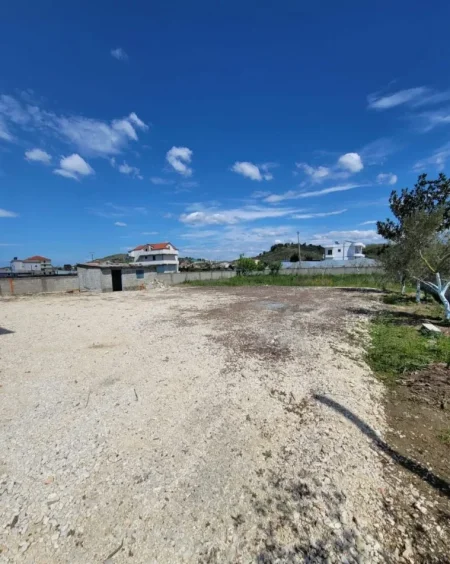 Kavaje, jepet me qera magazine Kati 1, 400 m² 1.052 € (Kavaje)