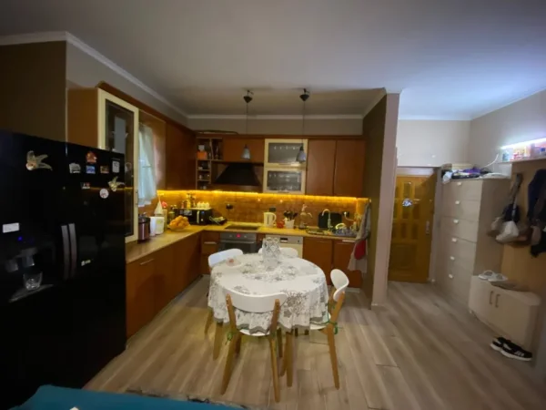 Tirane, jepet me qera apartament 2+1 Kati 1, 110 m² 110 € (Apartament 2 12tualete Kodra E Diellit)
