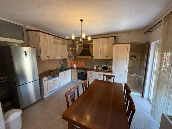 Tirane, jepet me qera apartament duplex 3+1+Ballkon Kati 3, 150 m² 1.250 € (Rruga e Elbasanit)