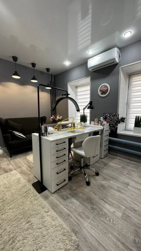 Tirane, jepet me qera ambjent biznesi Kati 0, 45 m² 600 € (21 DHJETORI)