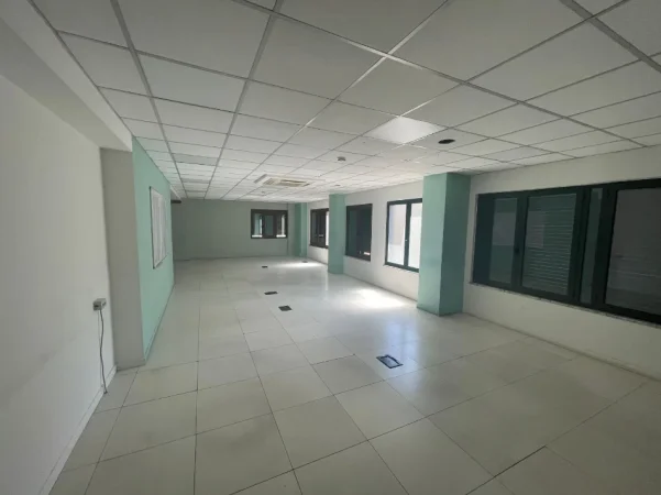 Tirane, jepet me qera ambjent biznesi Kati 2, 850 m² 10.000 € 
