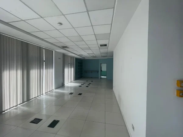 Tirane, jepet me qera ambjent biznesi Kati 2, 850 m² 10.000 € 