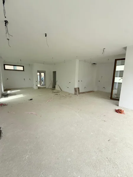 Tirane, shitet Vile 3 Katshe Kati 3, 334 m² 750.000 €