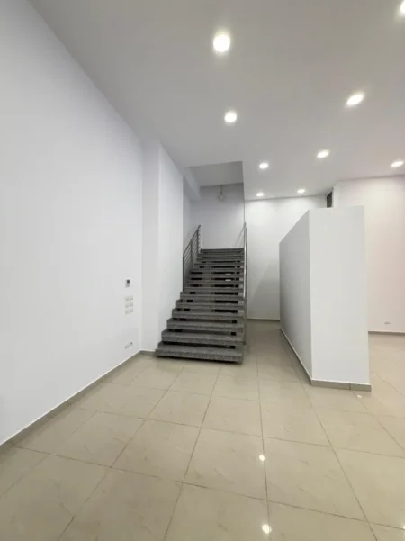 Tirane, jepet me qera dyqan Kati 0, 230 m² 6.000 € (Delijorgji)