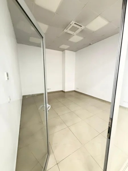 Tirane, jepet me qera dyqan Kati 0, 230 m² 6.000 € (Delijorgji)