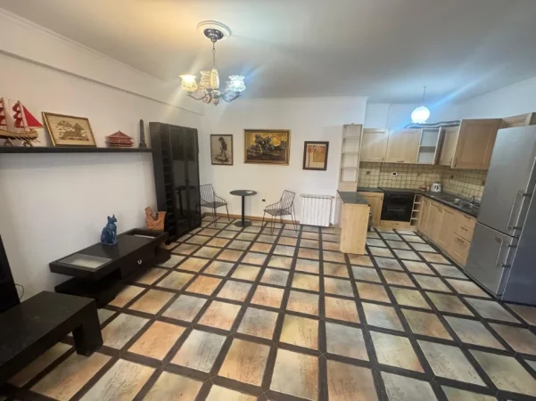 Tirane, jepet me qera apartament 2+1 Kati 9, 100 m² 500 € (Lulishtja Komuna e Parisit)