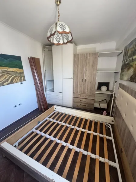 Tirane, jepet me qera apartament 2+1 Kati 9, 100 m² 500 € (Lulishtja Komuna e Parisit)