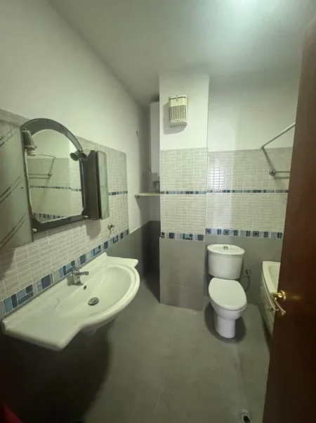 Tirane, jepet me qera apartament 2+1 Kati 9, 100 m² 500 € (Lulishtja Komuna e Parisit)