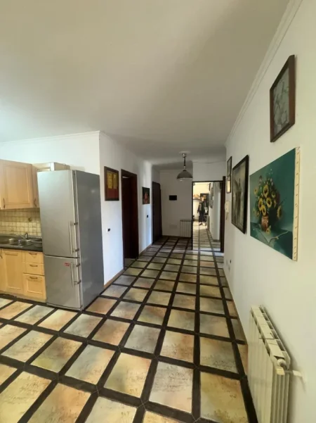 Tirane, jepet me qera apartament 2+1 Kati 9, 100 m² 500 € (Lulishtja Komuna e Parisit)