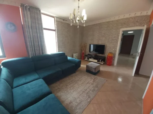 Tirane, jepet me qera apartament 2+1 Kati 4, 80 m² 550 € (ALI DEMI)