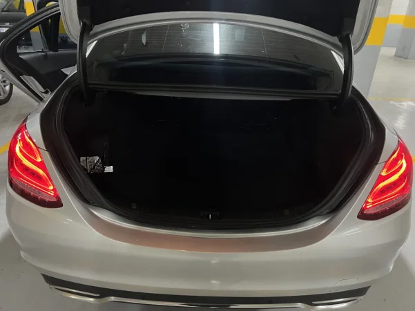 Tirane, shitet Shitet Mercedes Benz C Class 13’300€ Nafte, gri metalizato automatik Kondicioner 150.000 km 13.300 €