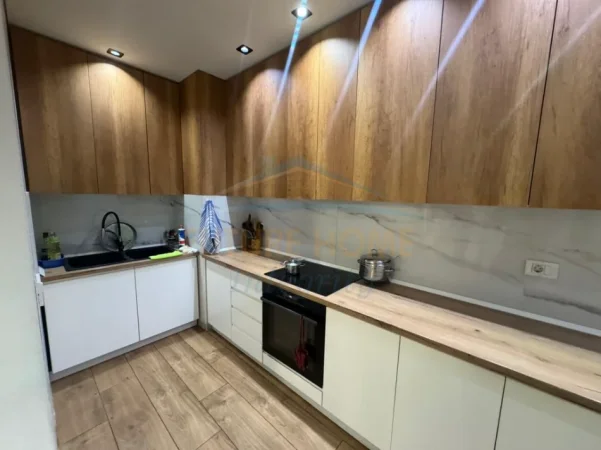 Tirane, shitet apartament 2+1+Aneks+Ballkon Kati 3, 265.000 € 