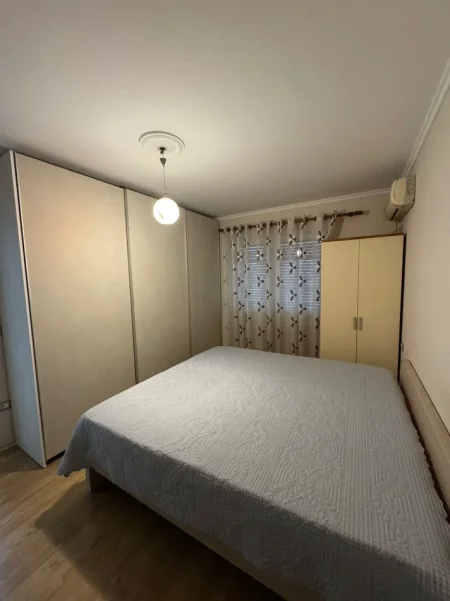 Tirane, jepet me qera apartament 1+1 Kati 4, 70 m² 550 € (Përballë Shkollës “Besnik Sykja”)