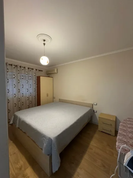 Tirane, jepet me qera apartament 1+1 Kati 4, 70 m² 550 € (Përballë Shkollës “Besnik Sykja”)