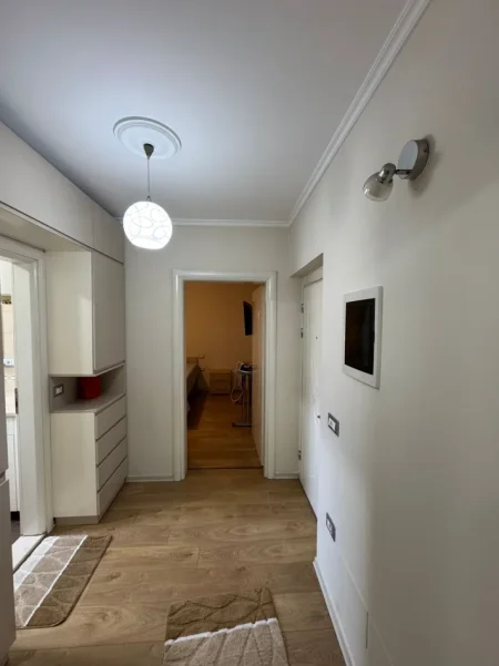 Tirane, jepet me qera apartament 1+1 Kati 4, 70 m² 550 € (Përballë Shkollës “Besnik Sykja”)