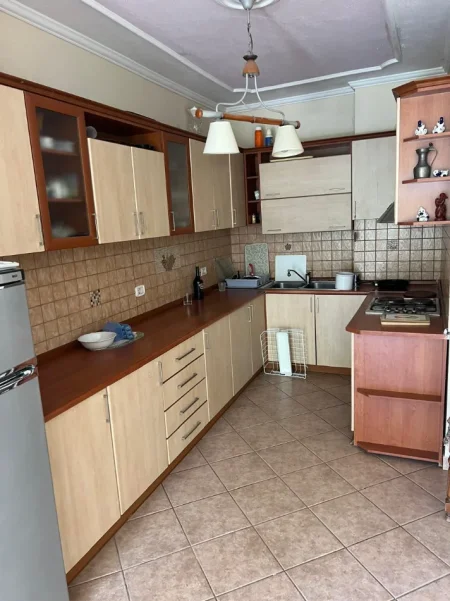 Tirane, jepet me qera zyre Kati 3, 147 m² 1.200 € (ISH EKSPOZITA)